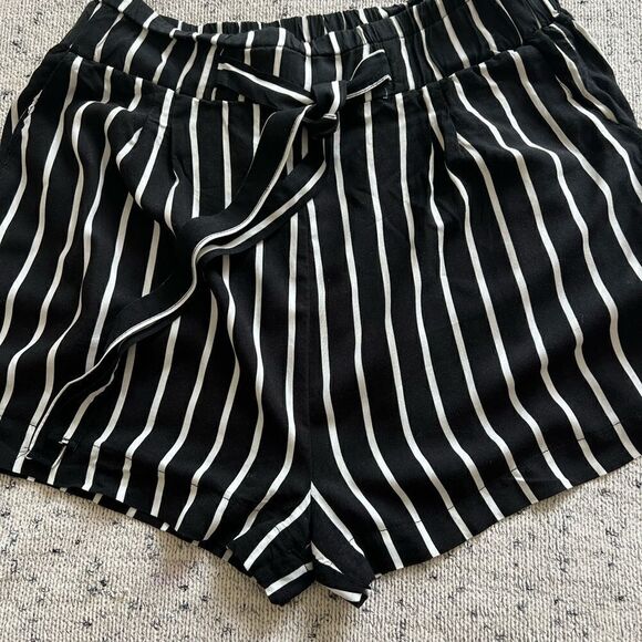 Ambiance Apparel women’s high waisted black/white striped shorts with pockets L - Picture 6 of 7